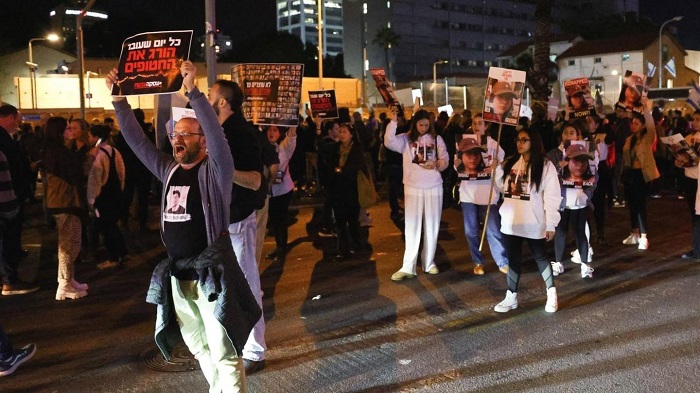 Protests in Tel Aviv after Israel accidentally kills Gaza hostages